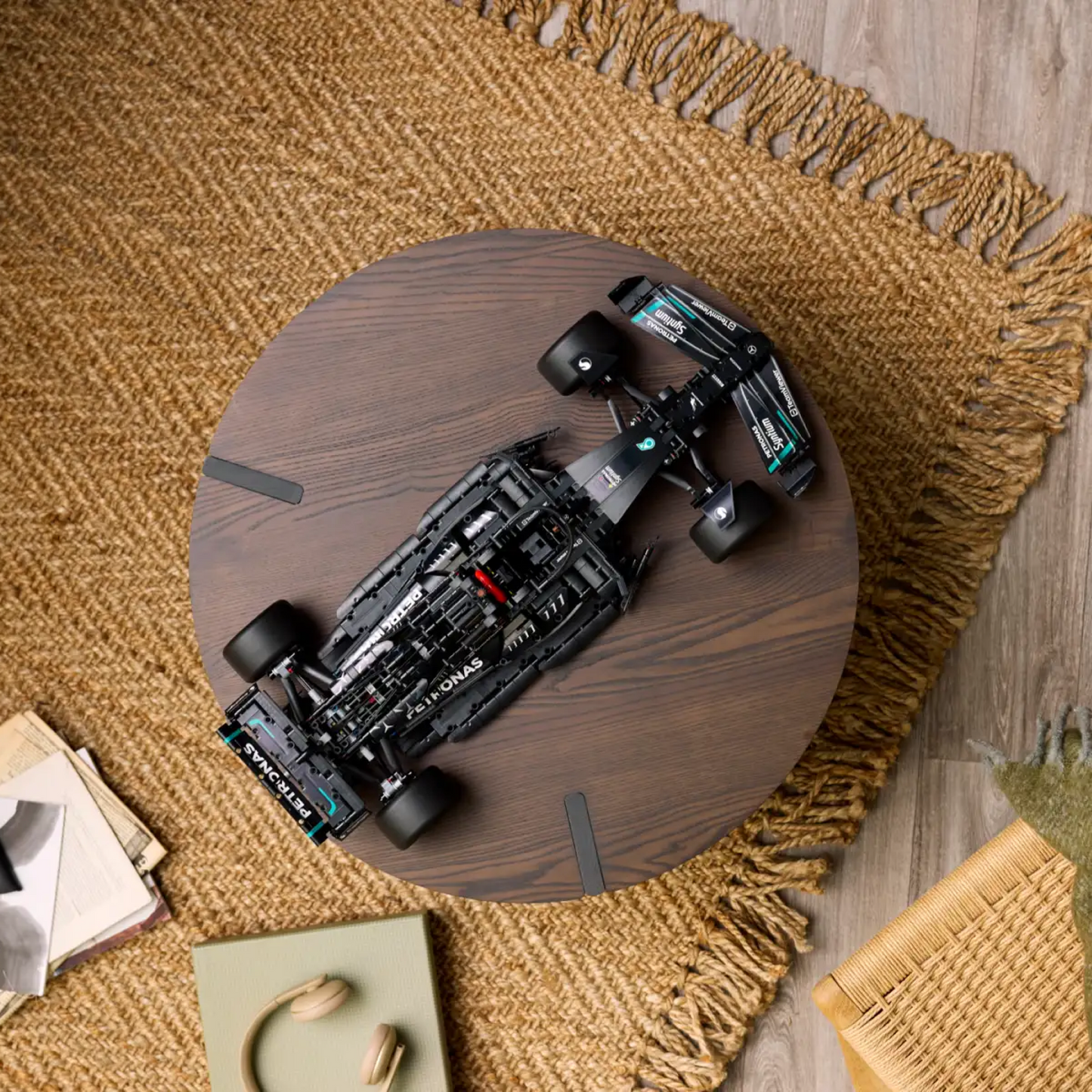 Compre Junto! Miniatura da F&oacute;rmula-1 Mercedes AMG W14 + Quadro Fosco