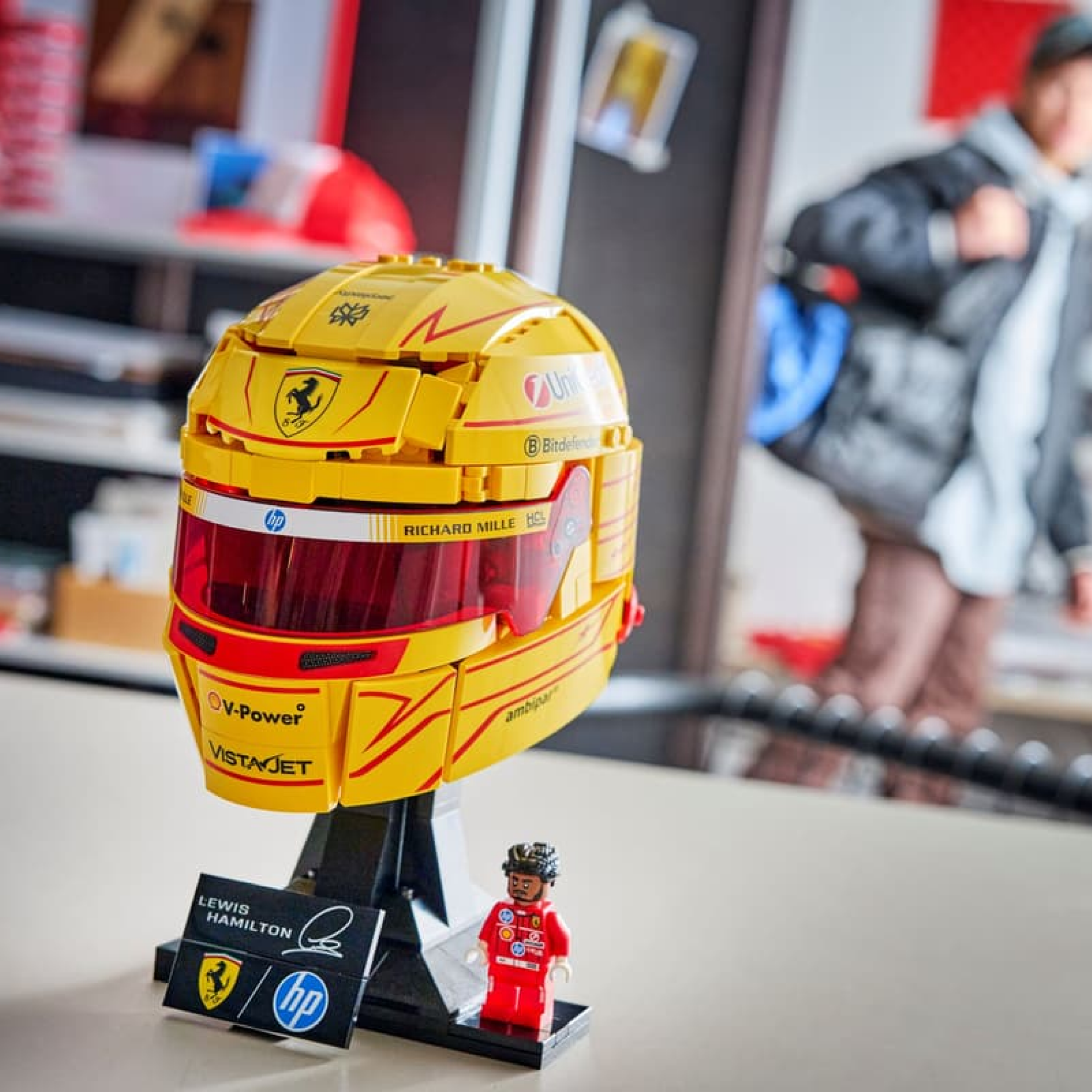 Capacete Ferrari HP - Lewis Hamilton (884 pe&ccedil;as) - imagem 3