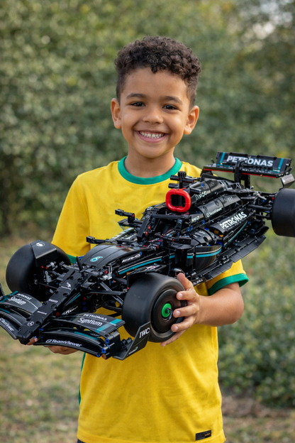 Compre Junto! Miniatura da F&oacute;rmula-1 Mercedes AMG W14 + Quadro Fosco Branco