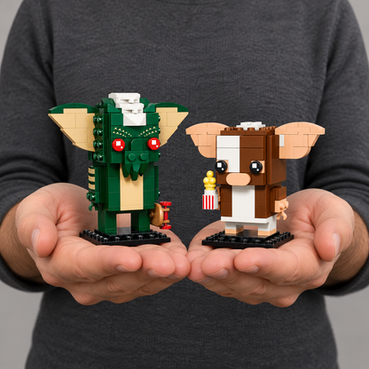 Gremlins - Figuras de Gizmo e Stripe (230 pe&ccedil;as): pessoa segurando o modelo em escala real.