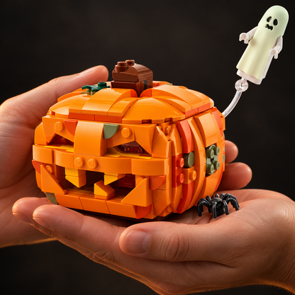 Halloween: Lanterna de Ab&oacute;bora (323 pe&ccedil;as): m&atilde;os segurando o modelo em escala real.
