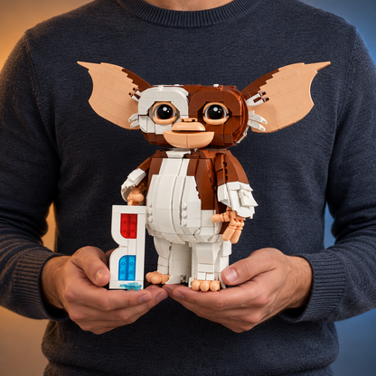 Gremlins: Gizmo (1.125 pe&ccedil;as): pessoa segurando o modelo em escala real.