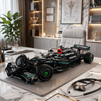 Compre Junto! Miniatura da F&oacute;rmula-1 Mercedes AMG W14 + Quadro Fosco Branco