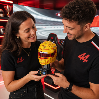 Capacete Ferrari HP - Lewis Hamilton (884 pe&ccedil;as) - imagem ambientada 4 - 20260701-193938