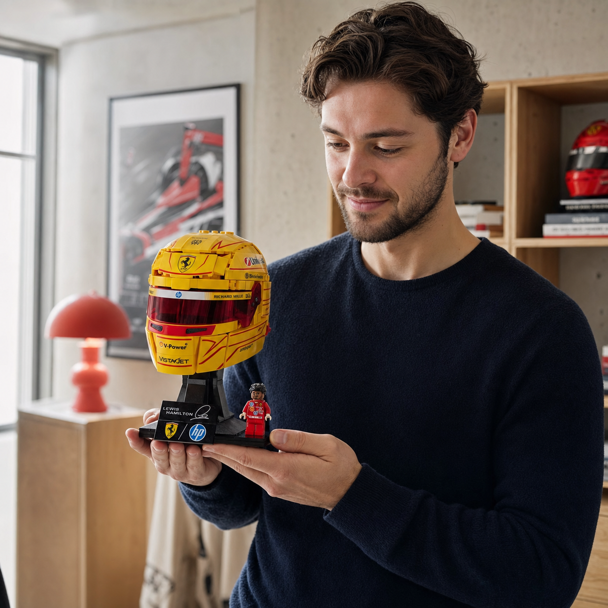 Capacete Ferrari HP - Lewis Hamilton (884 pe&ccedil;as) - imagem ambientada 1 - 20260701-193938