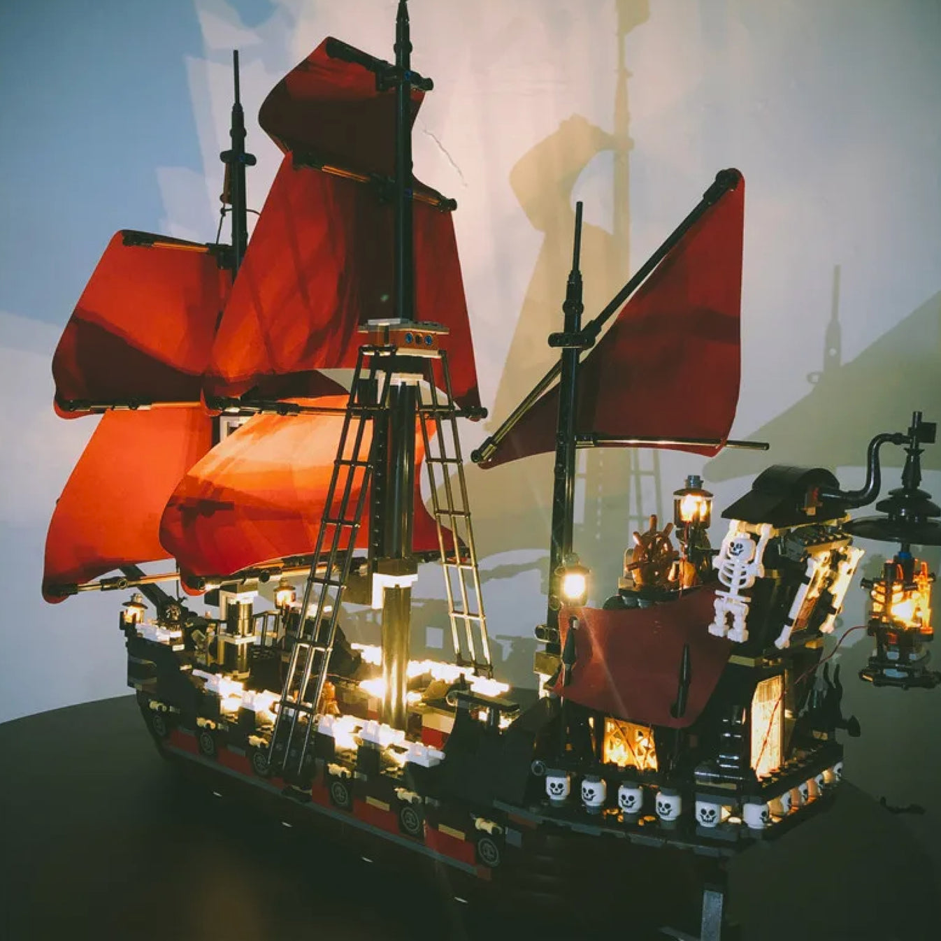Kit de Ilumina&ccedil;&atilde;o para o Navio Vingan&ccedil;a da Rainha Ana (1097 pe&ccedil;as)