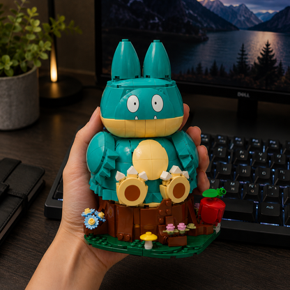 Munchlax em escala nas m&atilde;os, com base decorativa