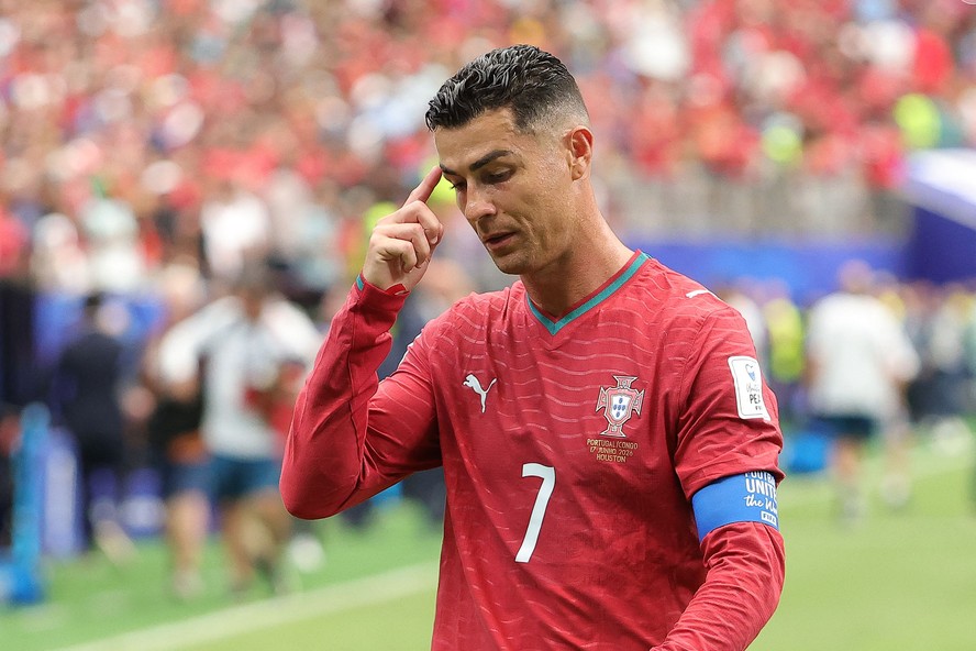 Jogadores de Portugal s&atilde;o criticados por n&atilde;o passarem a bola para Cristiano  Ronaldo: 'Respeite seu capit&atilde;o'