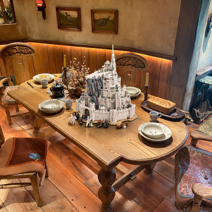 Minas Tirith em miniatura em sala de jantar r&uacute;stica